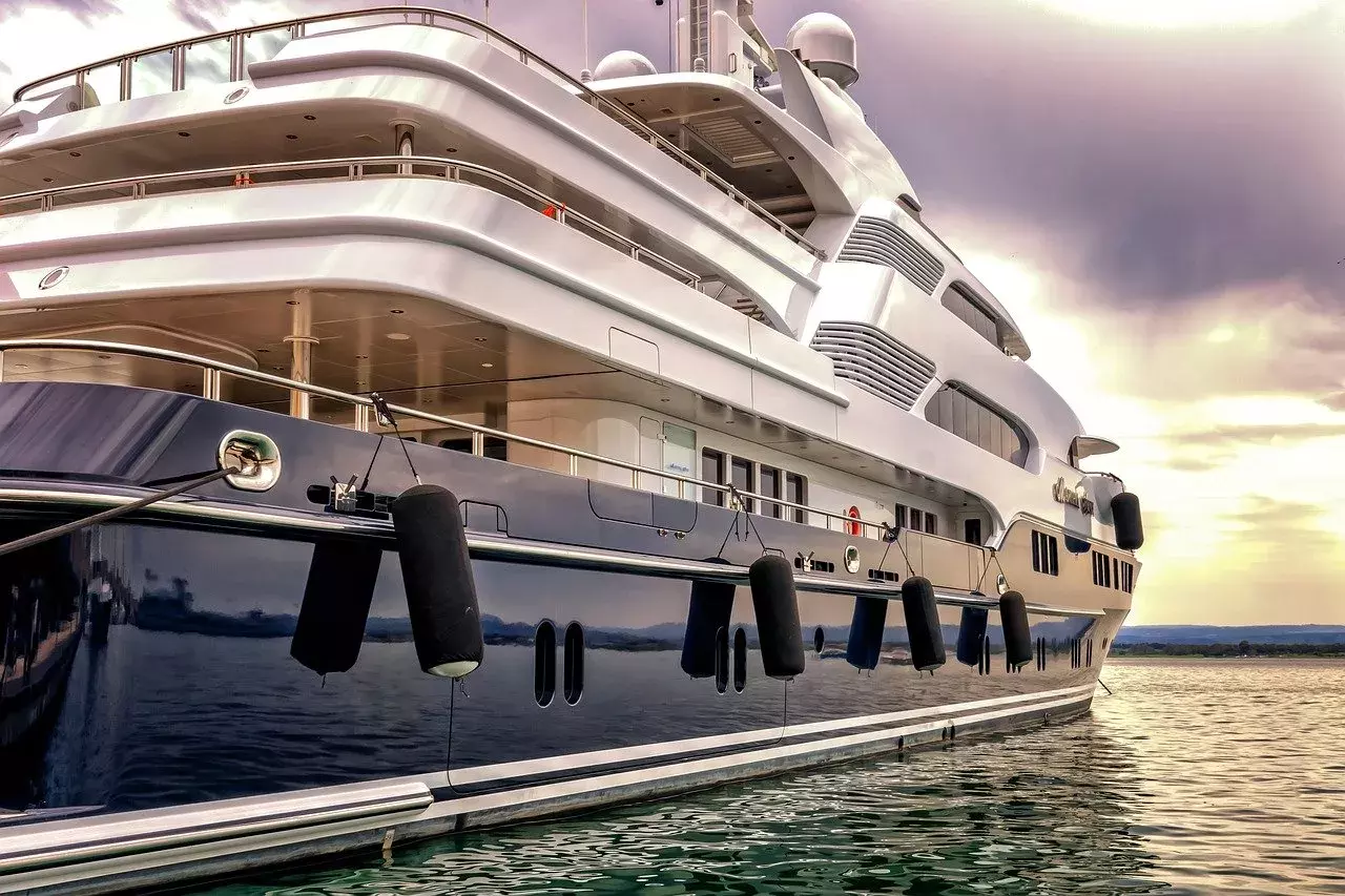 Engine boat